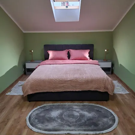 Apartment простора сімейна оселя у серці міста бічна площа ринок кухня-студія та спальня